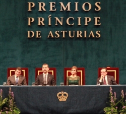Don Felipe y Doña Letizia junto al presidente del Principado de Asturias y el presidente de la Fundación Príncipe de Asturias, durante la ceremonia de